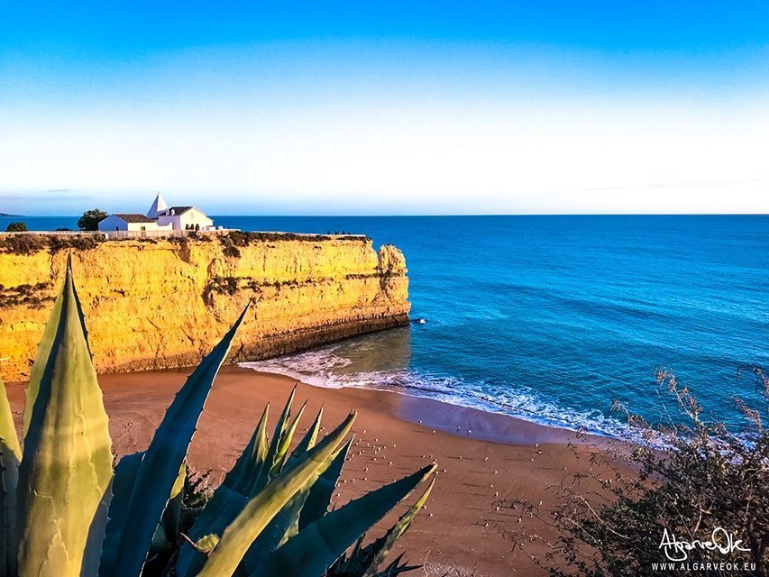 Praia de Nossa Senhora da Rocha a Porches (Lagoa) in un video