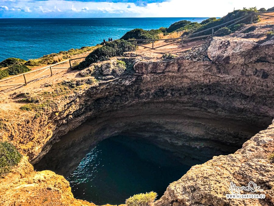 Grotta Benagil Algarve Portogallo scogliera dall'alto